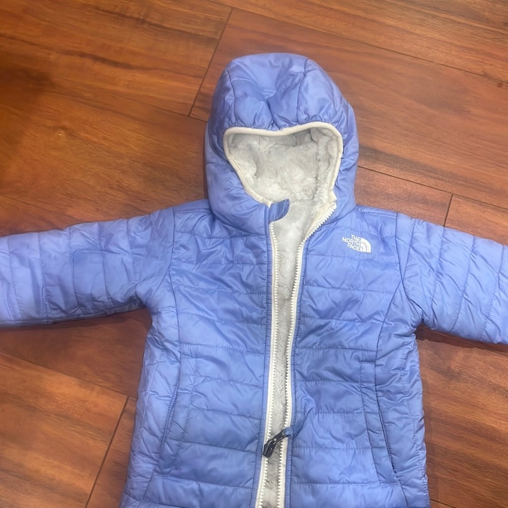 3T The North Face reversible fleece winter jacket . Light blue/white